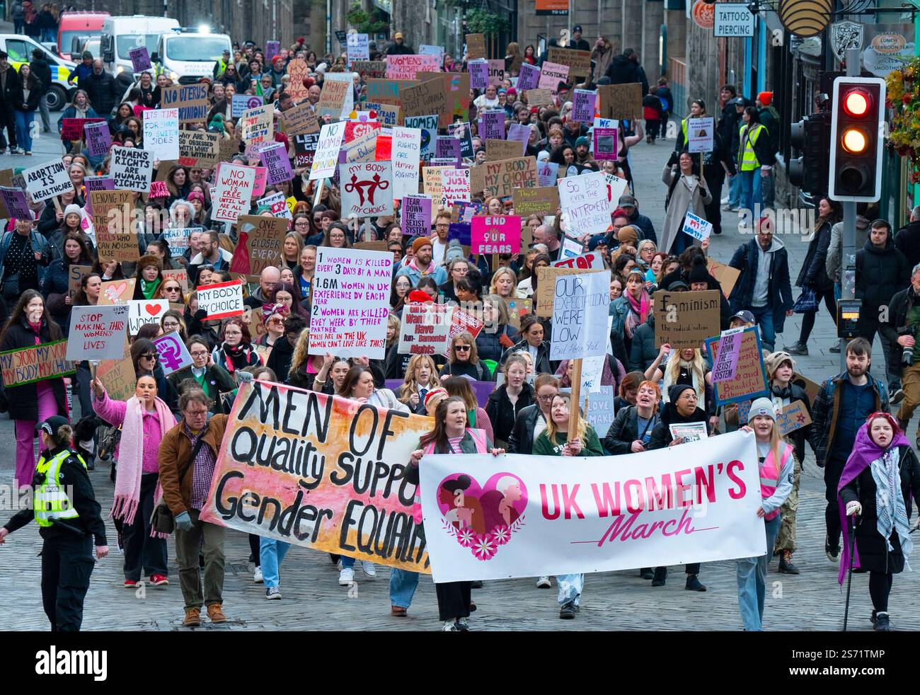 Edimburgo, Scozia, Regno Unito. 18 gennaio 2025. La controversa marcia delle donne nel Regno Unito si svolge oggi a Edimburgo. Presentato come una protesta per prevenire la violenza contro le donne, diversi gruppi femministi come il Women's Institute e il gruppo della campagna per le donne scozzesi si sono rifiutati di partecipare citando i legami degli organizzatori con la politica anti-Trump e il coinvolgimento del Partito socialista dei lavoratori di sinistra dura. Diversi cartelli per i diritti dei trans erano visibili che rappresentavano le opinioni delle donne a cui i gruppi femministi non potevano essere associati. Iain Masterton/Alamy Live News Foto Stock