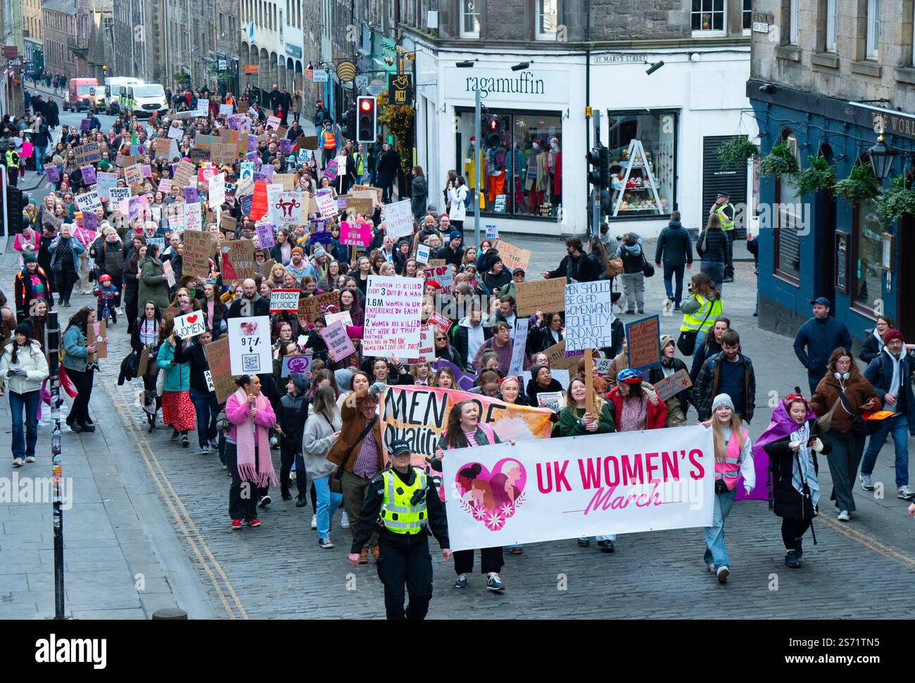 Edimburgo, Scozia, Regno Unito. 18 gennaio 2025. La controversa marcia delle donne nel Regno Unito si svolge oggi a Edimburgo. Presentato come una protesta per prevenire la violenza contro le donne, diversi gruppi femministi come il Women's Institute e il gruppo della campagna per le donne scozzesi si sono rifiutati di partecipare citando i legami degli organizzatori con la politica anti-Trump e il coinvolgimento del Partito socialista dei lavoratori di sinistra dura. Diversi cartelli per i diritti dei trans erano visibili che rappresentavano le opinioni delle donne a cui i gruppi femministi non potevano essere associati. Iain Masterton/Alamy Live News Foto Stock