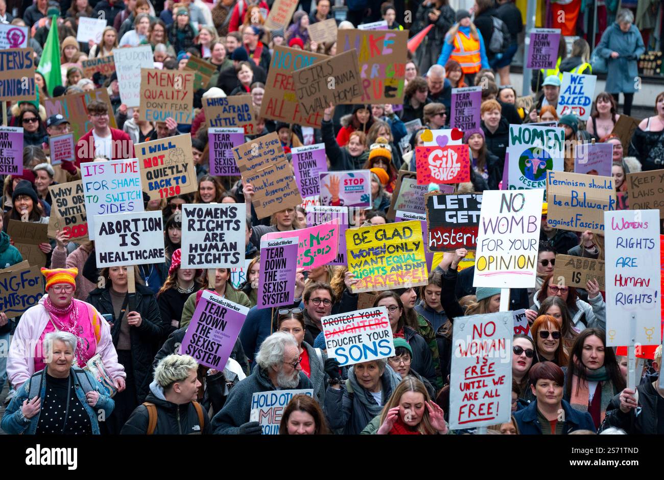 Edimburgo, Scozia, Regno Unito. 18 gennaio 2025. La controversa marcia delle donne nel Regno Unito si svolge oggi a Edimburgo. Presentato come una protesta per prevenire la violenza contro le donne, diversi gruppi femministi come il Women's Institute e il gruppo della campagna per le donne scozzesi si sono rifiutati di partecipare citando i legami degli organizzatori con la politica anti-Trump e il coinvolgimento del Partito socialista dei lavoratori di sinistra dura. Diversi cartelli per i diritti dei trans erano visibili che rappresentavano le opinioni delle donne a cui i gruppi femministi non potevano essere associati. Iain Masterton/Alamy Live News Foto Stock