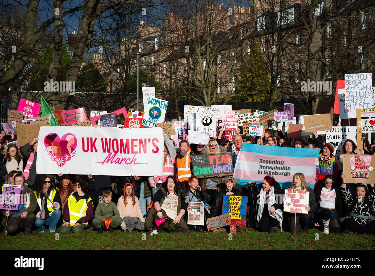 Edimburgo, Scozia, Regno Unito. 18 gennaio 2025. La controversa marcia delle donne nel Regno Unito si svolge oggi a Edimburgo. Presentato come una protesta per prevenire la violenza contro le donne, diversi gruppi femministi come il Women's Institute e il gruppo della campagna per le donne scozzesi si sono rifiutati di partecipare citando i legami degli organizzatori con la politica anti-Trump e il coinvolgimento del Partito socialista dei lavoratori di sinistra dura. Diversi cartelli per i diritti dei trans erano visibili che rappresentavano le opinioni delle donne a cui i gruppi femministi non potevano essere associati. Iain Masterton/Alamy Live News Foto Stock