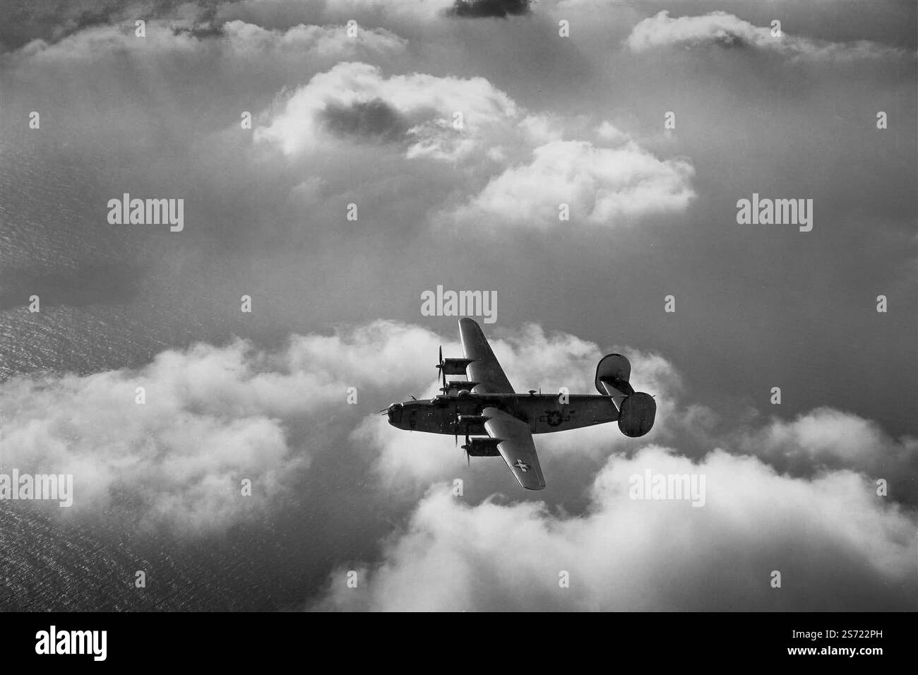 Il Consolidated B-24 Liberator, un bombardiere pesante americano, aveva un design moderno caratterizzato da un'ala Davis altamente efficiente montata a spalla, con un alto rapporto d'aspetto che gli dava un'elevata velocità di crociera, un lungo raggio e la capacità di trasportare un pesante carico di bombe. Tuttavia era relativamente difficile volare, con scarse prestazioni a bassa velocità e soffitto inferiore rispetto al Boeing B-17 Flying Fortress. Il B-24 servì in ogni ramo delle forze armate americane durante la seconda guerra mondiale e divenne il bombardiere più prodotto al mondo, il bombardiere pesante, il multimotore e l'aereo militare americano nella storia. Foto Stock