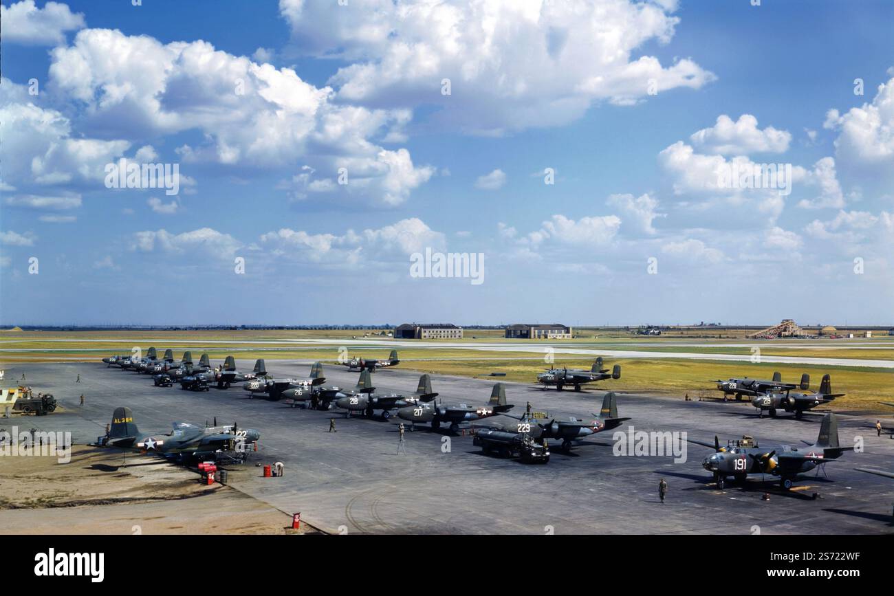 Douglas A-20 Havocs schierati su un campo d'aviazione. Un bombardiere leggero americano, un aereo da attacco, un intruso notturno, un caccia notturno e un velivolo da ricognizione della seconda guerra mondiale, ordinato dalla Francia per la loro forza aerea, ma dopo la caduta della Francia, il bombardiere prestò servizio con la Royal Air Force con il nome di servizio "Boston". A partire dal 1941, le versioni da caccia notturno e da intruso ricevettero il nome di servizio Havoc e l'aereo vide un certo numero di varianti fino a quando non fu messo fuori servizio nel 1946. Foto Stock