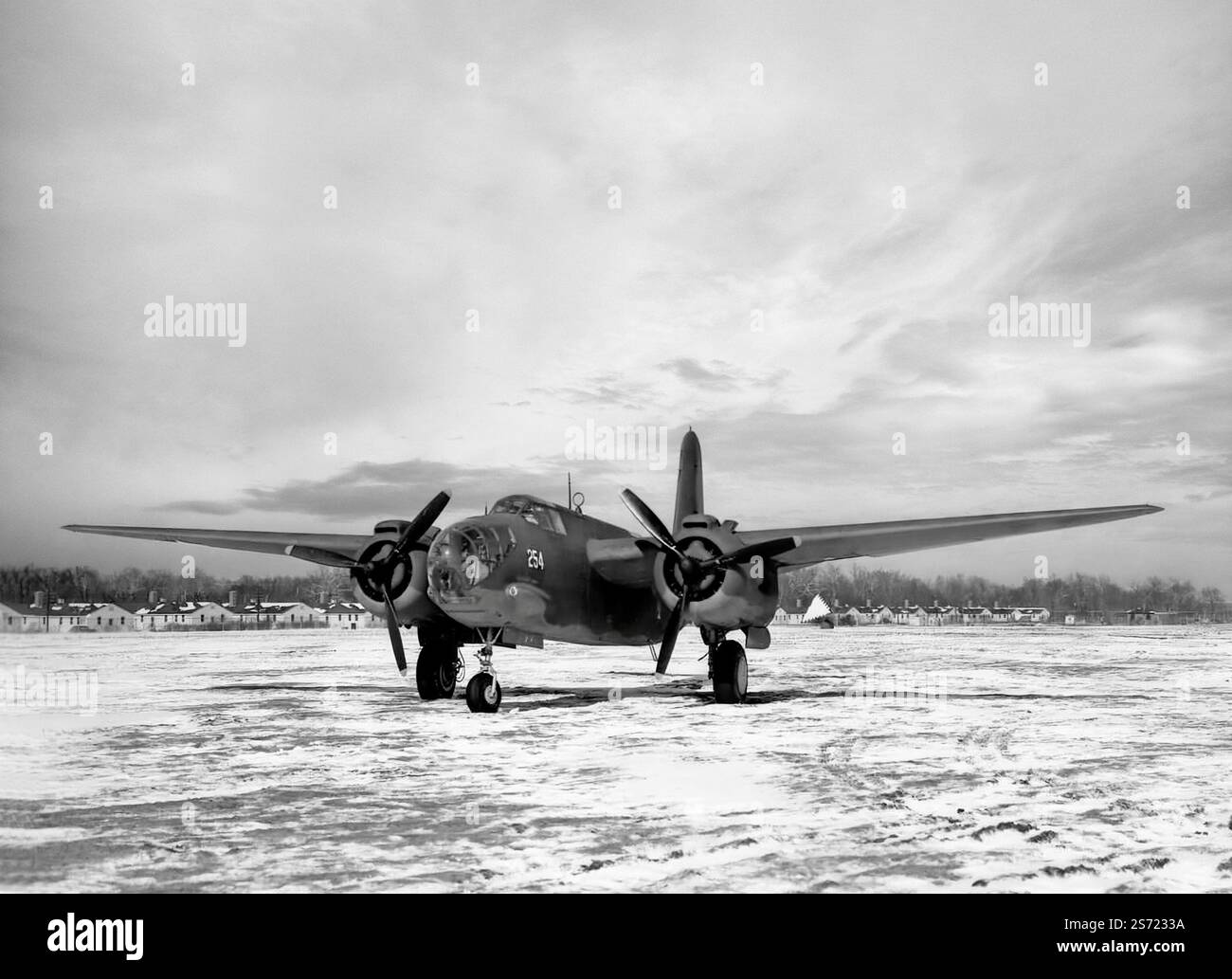 Un Douglas A-20 Havoc, un bombardiere leggero americano, un aereo d'attacco, un intruso notturno, un caccia notturno e un aereo da ricognizione della seconda guerra mondiale. Ordinato dalla Francia per la loro forza aerea, ma dopo la caduta della Francia, il bombardiere servì con la Royal Air Force con il nome di servizio 'Boston'. A partire dal 1941, le versioni da caccia notturno e da intruso ricevettero il nome di servizio Havoc e l'aereo vide un certo numero di varianti fino a quando non fu messo fuori servizio nel 1946. Foto Stock