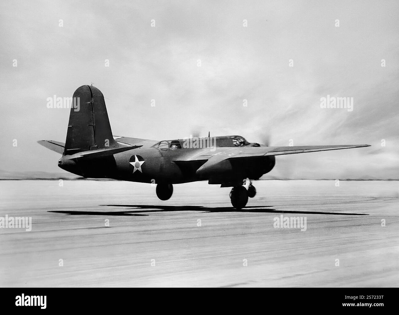 Un Douglas A-20 Havoc in decollo, era un bombardiere leggero americano, un aereo d'attacco, un intruso notturno, un caccia notturno e un aereo da ricognizione della seconda guerra mondiale, ordinato dalla Francia per la loro forza aerea, ma dopo la caduta della Francia, il bombardiere servì con la Royal Air Force con il nome di servizio 'Boston'. A partire dal 1941, le versioni da caccia notturno e da intruso ricevettero il nome di servizio Havoc e l'aereo vide un certo numero di varianti fino a quando non fu messo fuori servizio nel 1946. Foto Stock