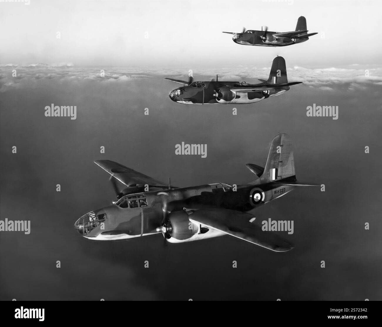 Una formazione della RAF Douglas A-20 Bostons in volo. Un bombardiere leggero americano, un aereo da attacco, un intruso notturno, un caccia notturno e un velivolo da ricognizione della seconda guerra mondiale, ordinato dalla Francia per la loro forza aerea, ma dopo la caduta della Francia, il bombardiere prestò servizio con la Royal Air Force con il nome di servizio "Boston". A partire dal 1941, le versioni da caccia notturno e da intruso ricevettero il nome di servizio Havoc e l'aereo vide un certo numero di varianti fino a quando non fu messo fuori servizio nel 1946. Foto Stock