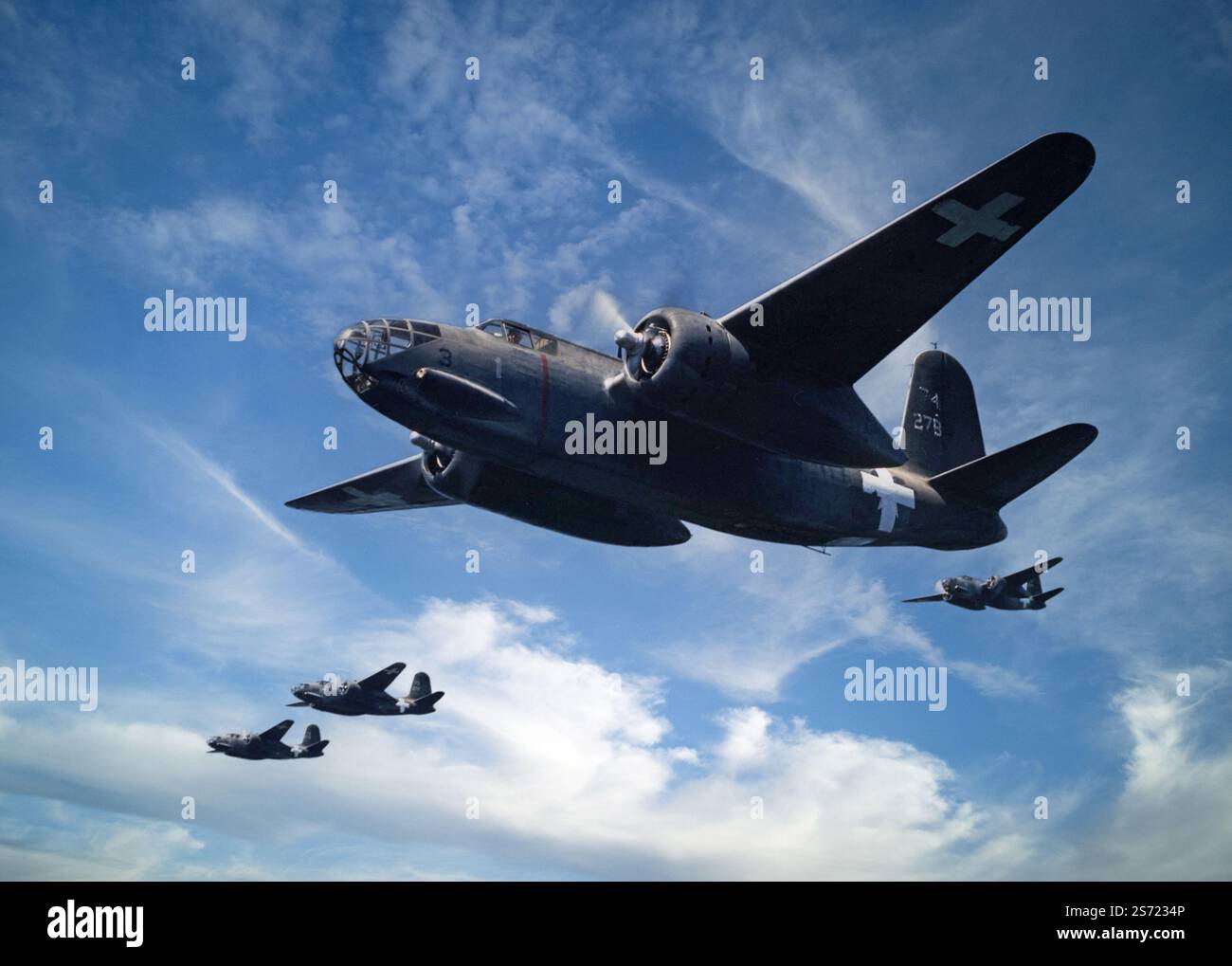 Una formazione di Douglas A-20 Havocs in volo. Un bombardiere leggero americano, un aereo da attacco, un intruso notturno, un caccia notturno e un velivolo da ricognizione della seconda guerra mondiale, ordinato dalla Francia per la loro forza aerea, ma dopo la caduta della Francia, il bombardiere prestò servizio con la Royal Air Force con il nome di servizio "Boston". A partire dal 1941, le versioni da caccia notturno e da intruso ricevettero il nome di servizio Havoc e l'aereo vide un certo numero di varianti fino a quando non fu messo fuori servizio nel 1946. Foto Stock