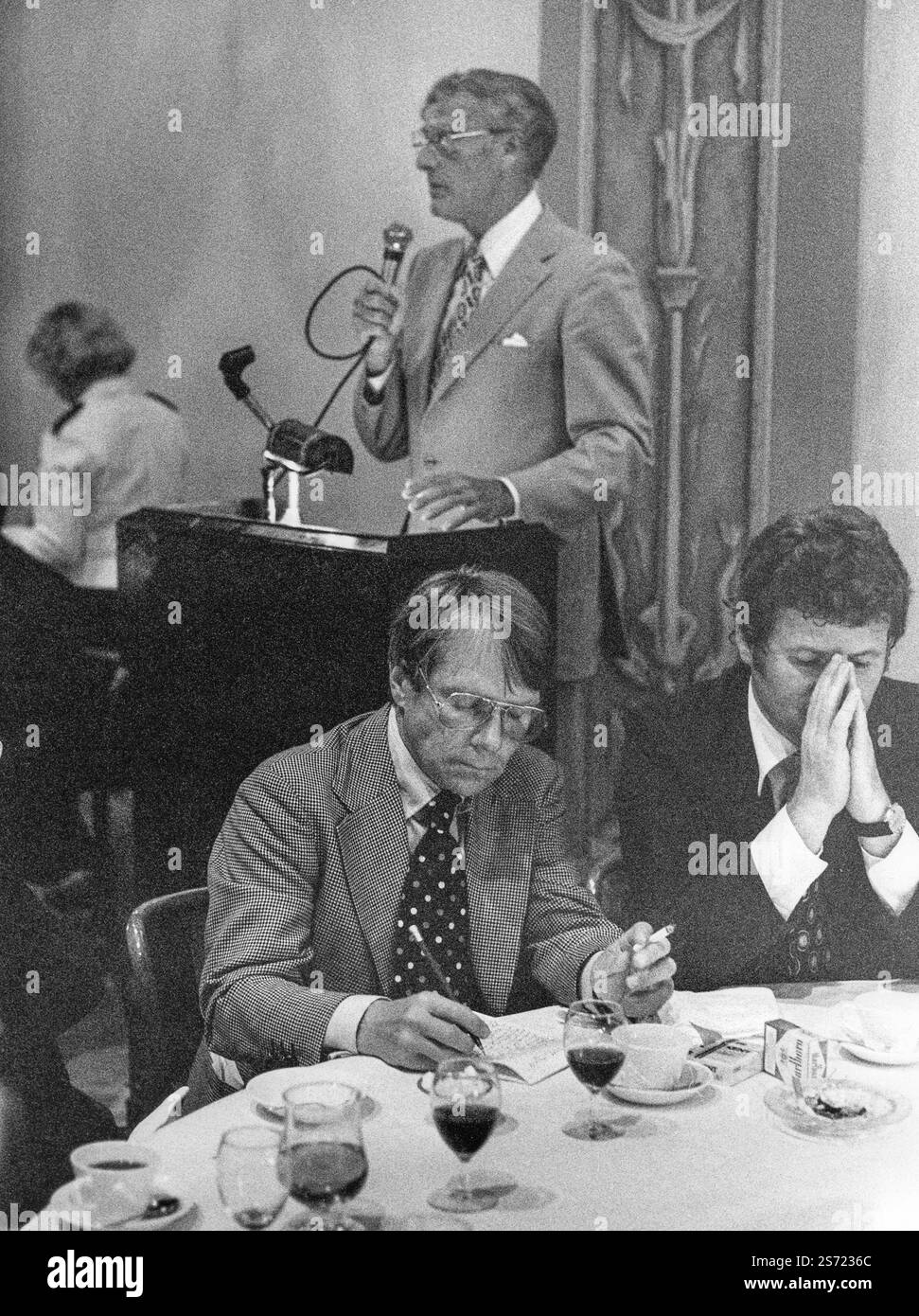 ANDERS THUNBORG ministro della difesa svedese, durante una riunione a Stoccolma, scrive al tavolo un discorso mentre l'ambasciatore Sverker Åström si trova in tribuna. Foto Stock