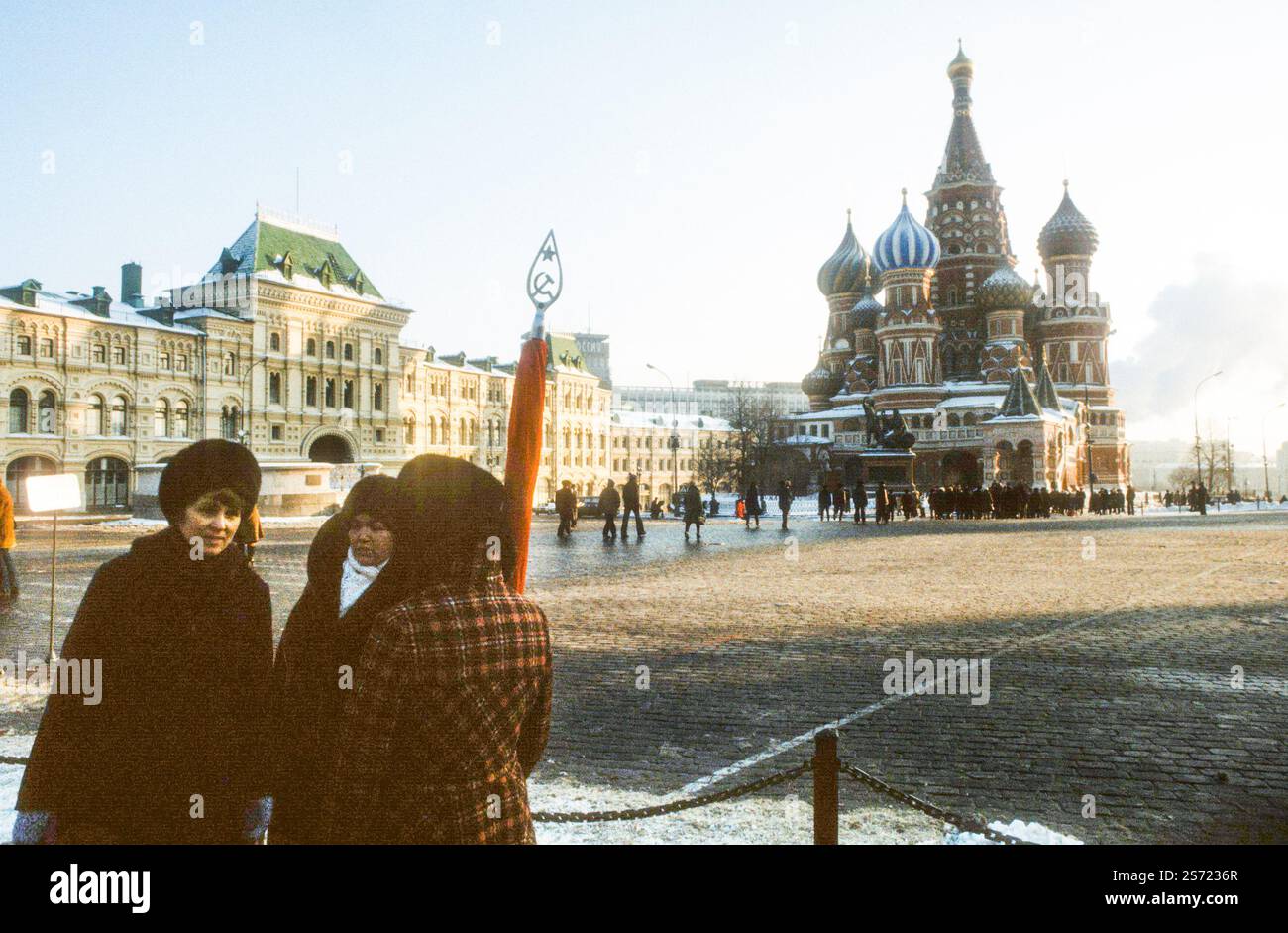 CATTEDRALE DI SAN BASILIO nella Piazza Rossa di Mosca, accanto al grande magazzino GUM Foto Stock