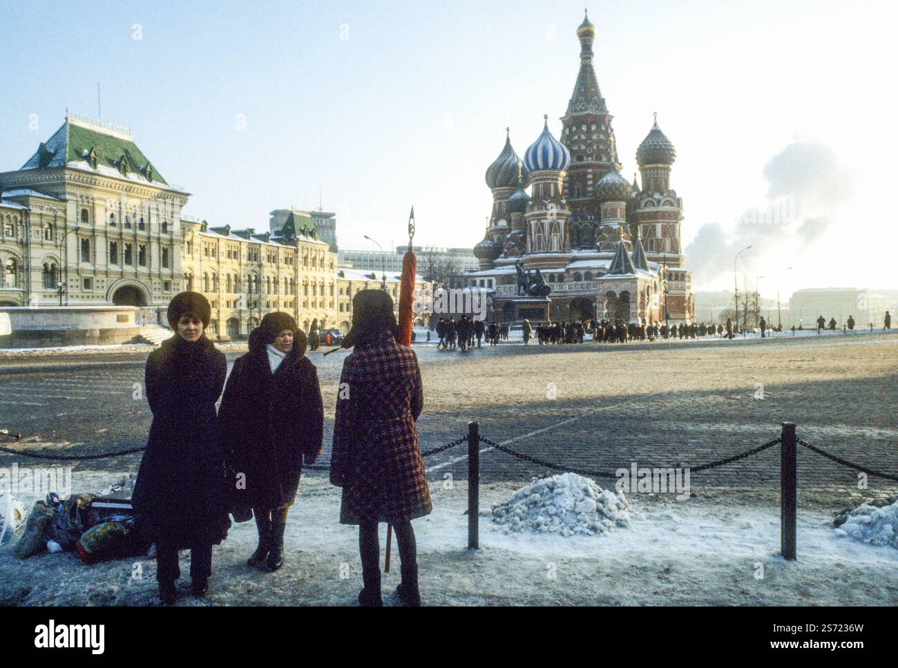 CATTEDRALE DI SAN BASILIO nella Piazza Rossa di Mosca, accanto al grande magazzino GUM Foto Stock
