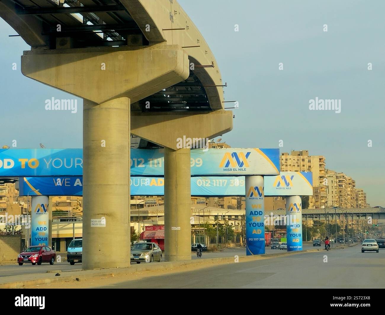 Cairo, Egitto, 4 gennaio 2025: Misr El Nile for Advertising Solutions annuncio sulle colonne della monorotaia del Cairo sul Nilo orientale, annunci pubblicitari banner di pubblicità cam Foto Stock