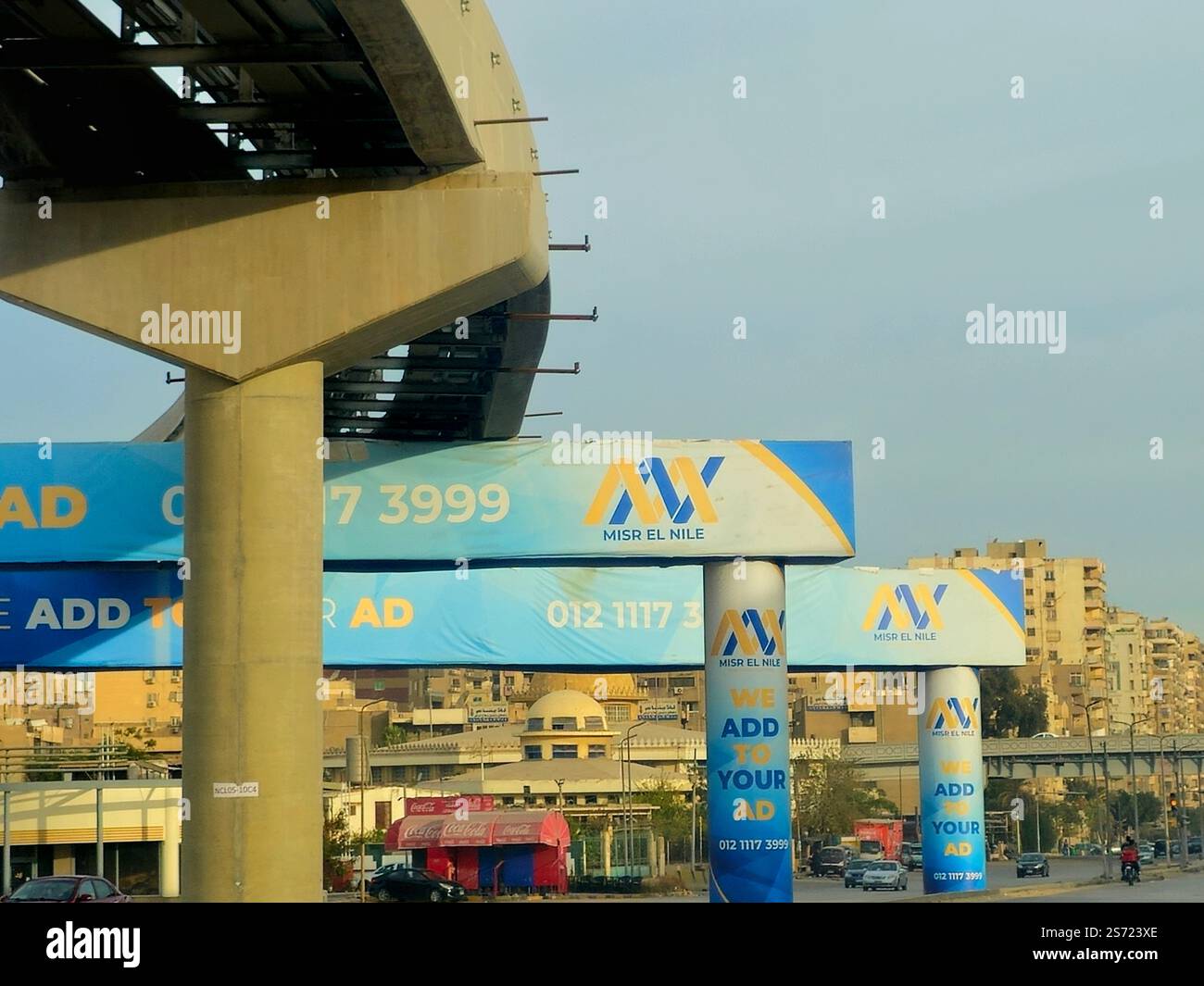 Cairo, Egitto, 4 gennaio 2025: Misr El Nile for Advertising Solutions annuncio sulle colonne della monorotaia del Cairo sul Nilo orientale, annunci pubblicitari banner di pubblicità cam Foto Stock