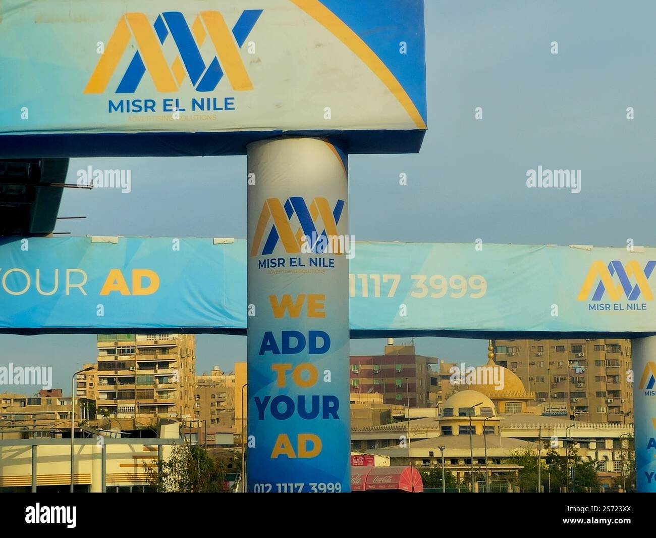 Cairo, Egitto, 4 gennaio 2025: Misr El Nile for Advertising Solutions annuncio sulle colonne della monorotaia del Cairo sul Nilo orientale, annunci pubblicitari banner di pubblicità cam Foto Stock
