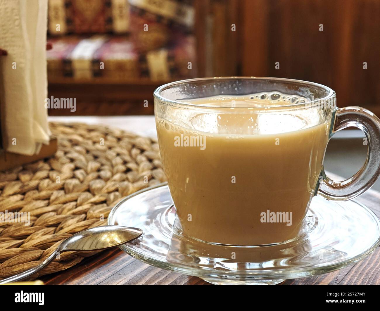 Una tazza di sahlep, una bevanda tradizionale turca a base di orchis, latte caldo, miele e condita con cannella Foto Stock