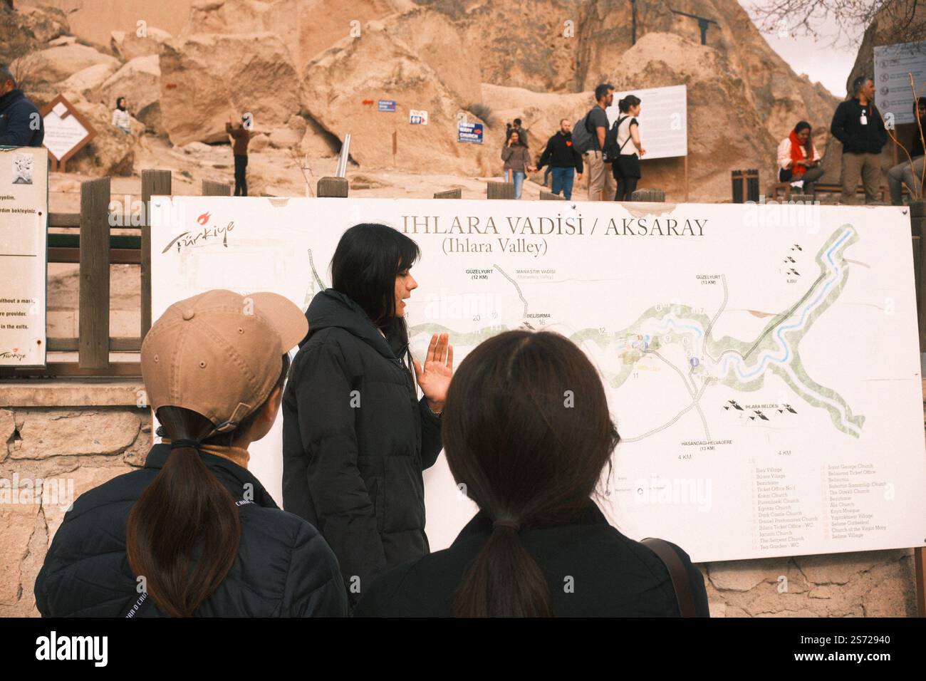 Ihlara, Aksaray, Turchia - 23 novembre 2024: Una guida turistica donna sta spiegando la storia della valle di Ihlara ai turisti durante il tour Foto Stock