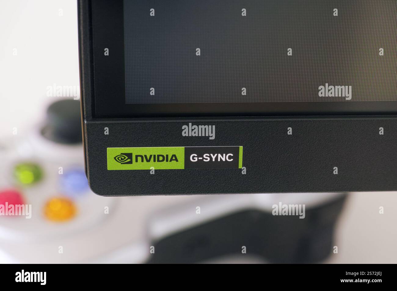 Tambov, Federazione Russa - 18 gennaio 2025, logo NVIDIA G-Sync su un monitor nero. Primo piano. Foto Stock
