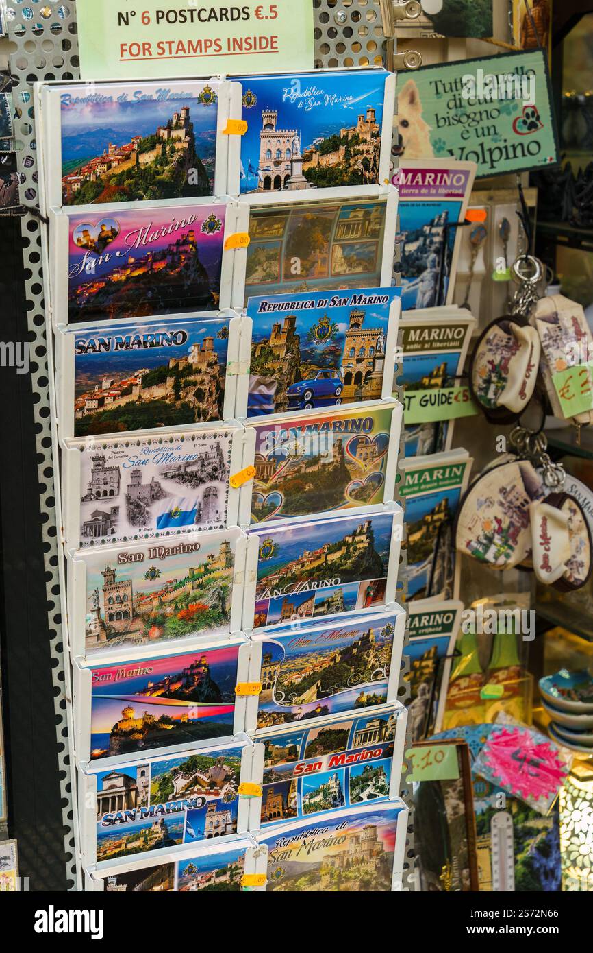 San Marino. 7 ottobre 2024 - cartoline in vendita con i monumenti di San Marino Foto Stock