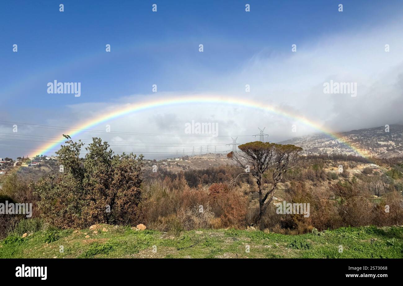 Rainbow Hope sul paesaggio bruciato, rinnovamento dopo distruzione, disastro dopo incendio. Penteli, Atene Grecia Foto Stock