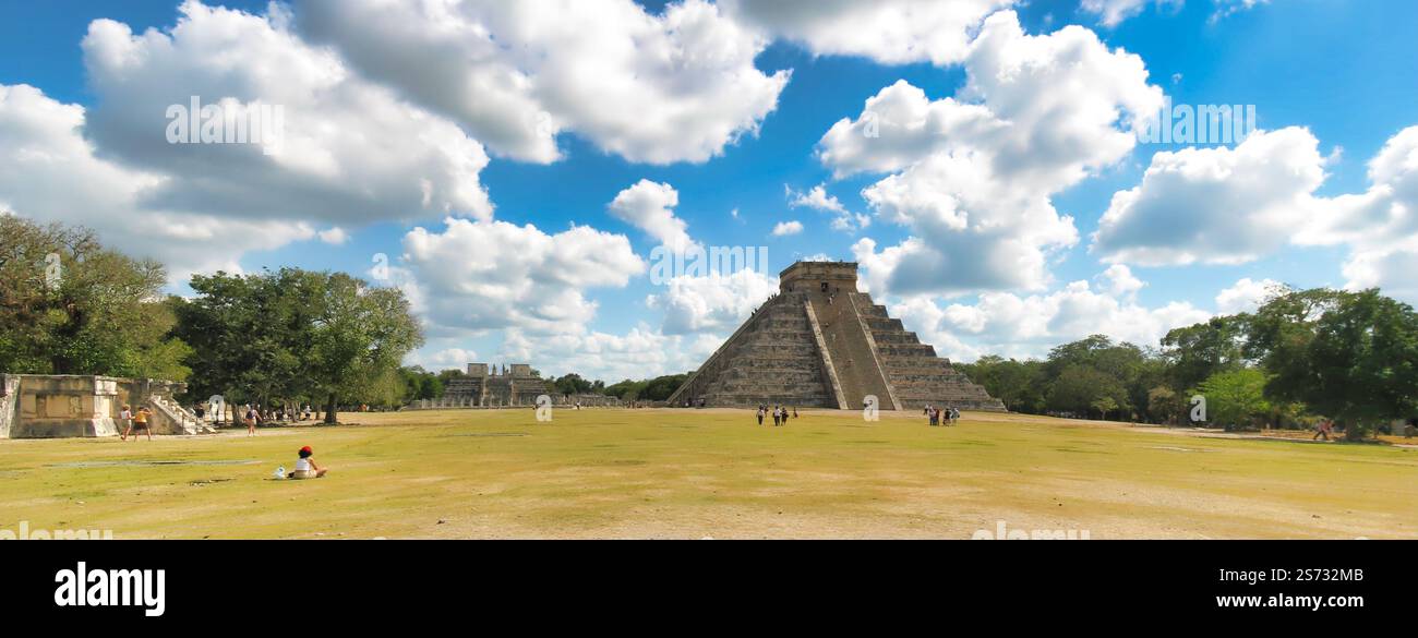 Panoramica di Chichen Itza e della piramide di El Castillo. Foto Stock