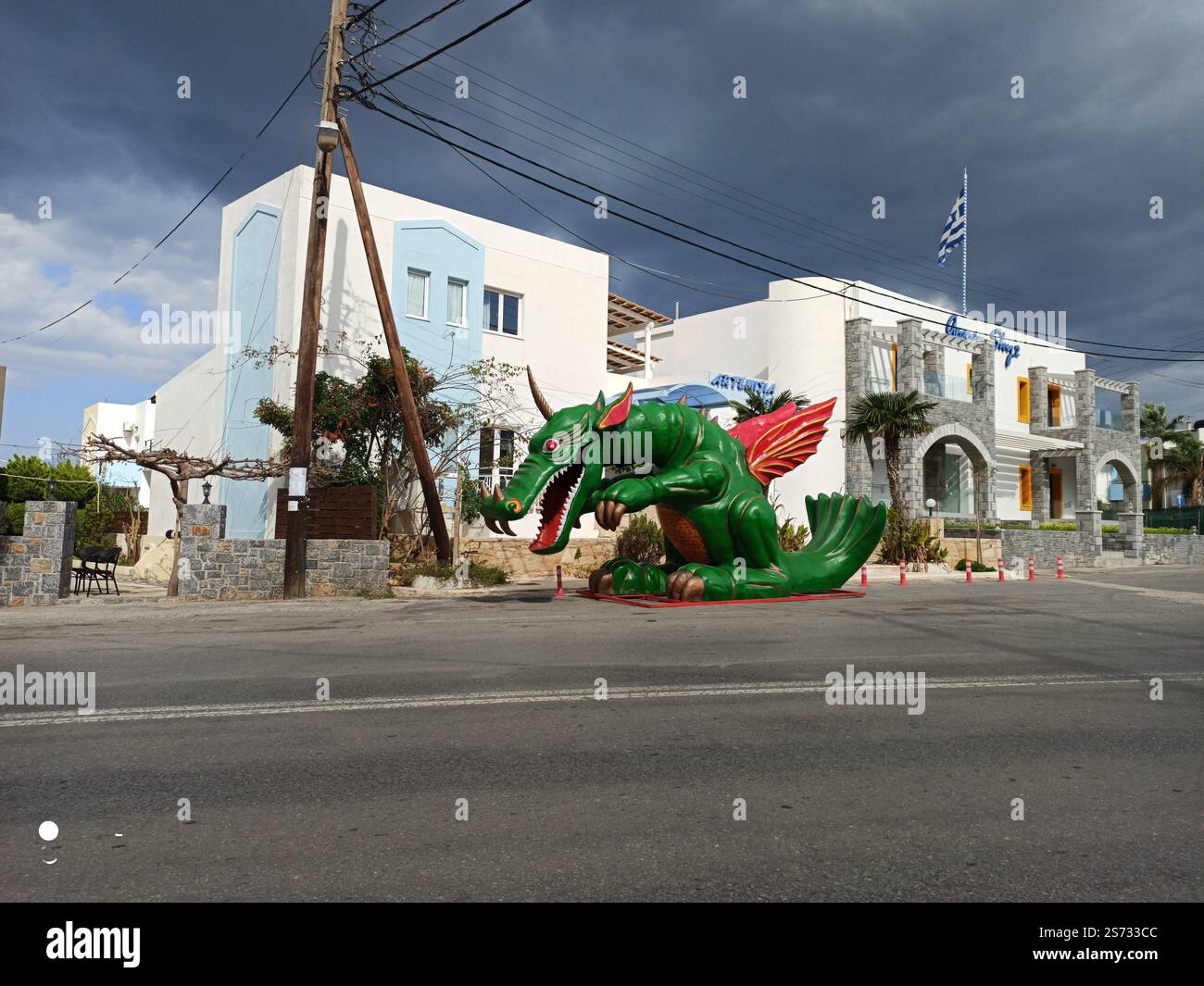 Maliotiko Karnavali - Un carro di draghi parcheggiato sulla strada pronto per la grande sfilata di carri al Carnevale di Malia - drago verde con ali rosse Foto Stock