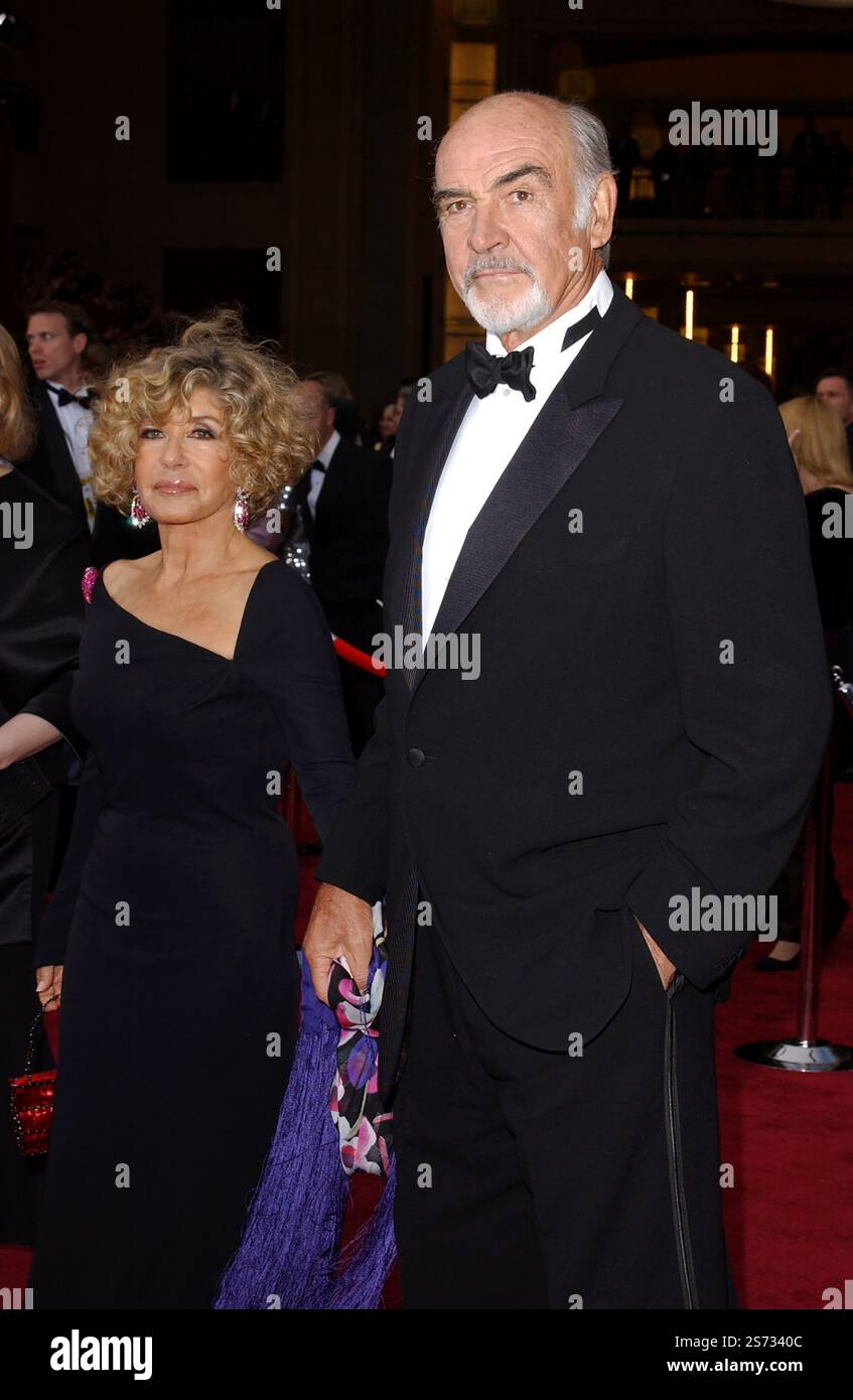 HOLLYWOOD, CALIFORNIA, USA: Sean Connery (R) e Micheline Roquebrune partecipano al 76° Annual Academy Awards al Kodak Theatre di Hollywood, California, il 29 febbraio 2004. © Lee Roth / Roth Stock Celebrity Archives Foto Stock
