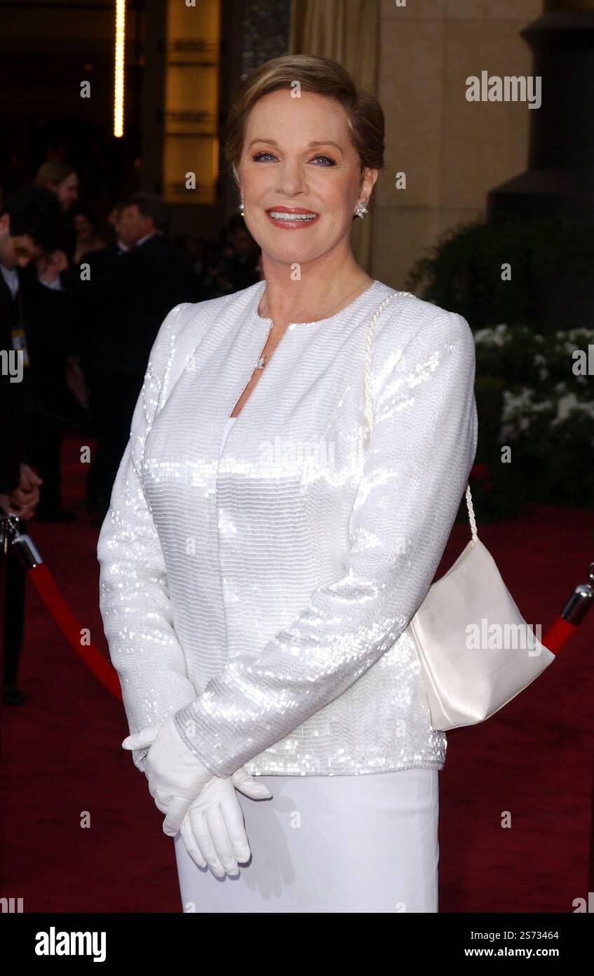 HOLLYWOOD, CALIFORNIA, USA: Julie Andrews partecipa al 76° Annual Academy Awards al Kodak Theatre di Hollywood, California, il 29 febbraio 2004. © Lee Roth / Roth Stock Celebrity Archives Foto Stock