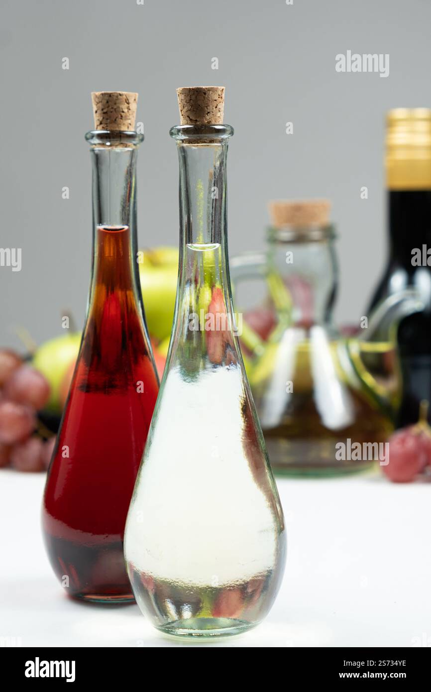 Aceto di vino bianco e aceto di vino rosso in ciotole di aceto di vetro. Foto Stock