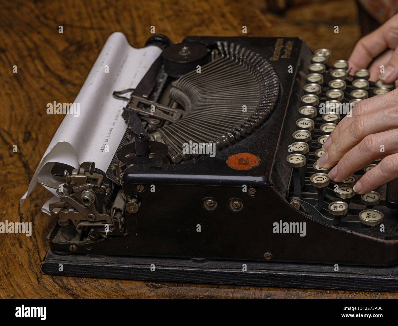Donne che scrivono a mano su Remington macchina da scrivere vintage portatile . Foto Stock