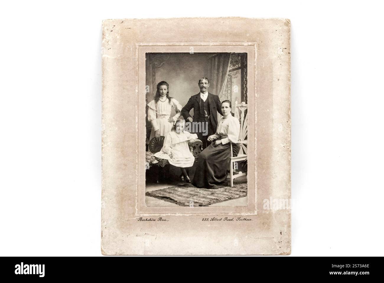 vecchia fotografia di famiglia in bianco e nero edoardiano con supporti per carte di credito Foto Stock