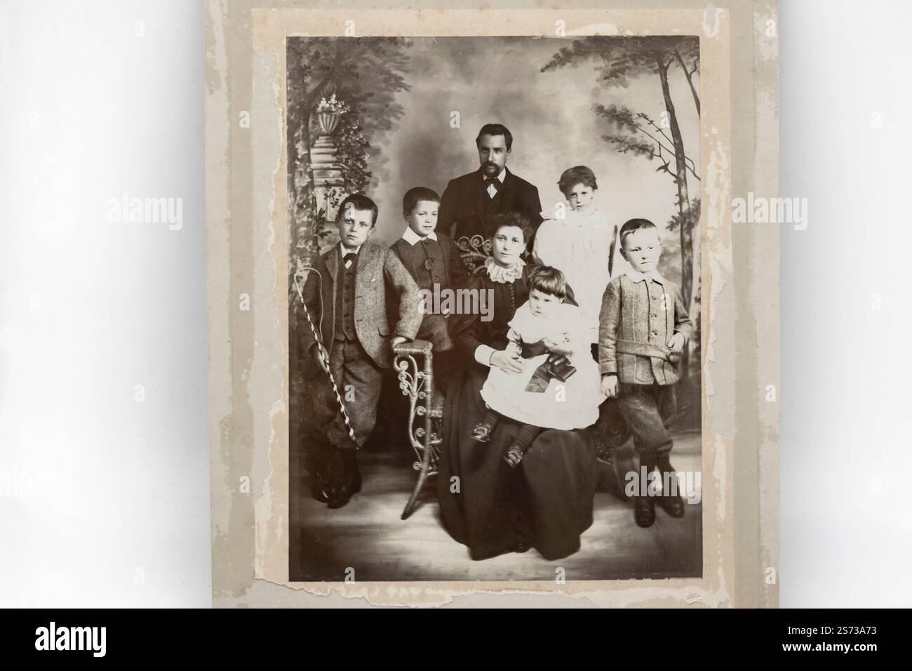 vecchia fotografia di famiglia in bianco e nero edoardiano con supporti per carte di credito Foto Stock