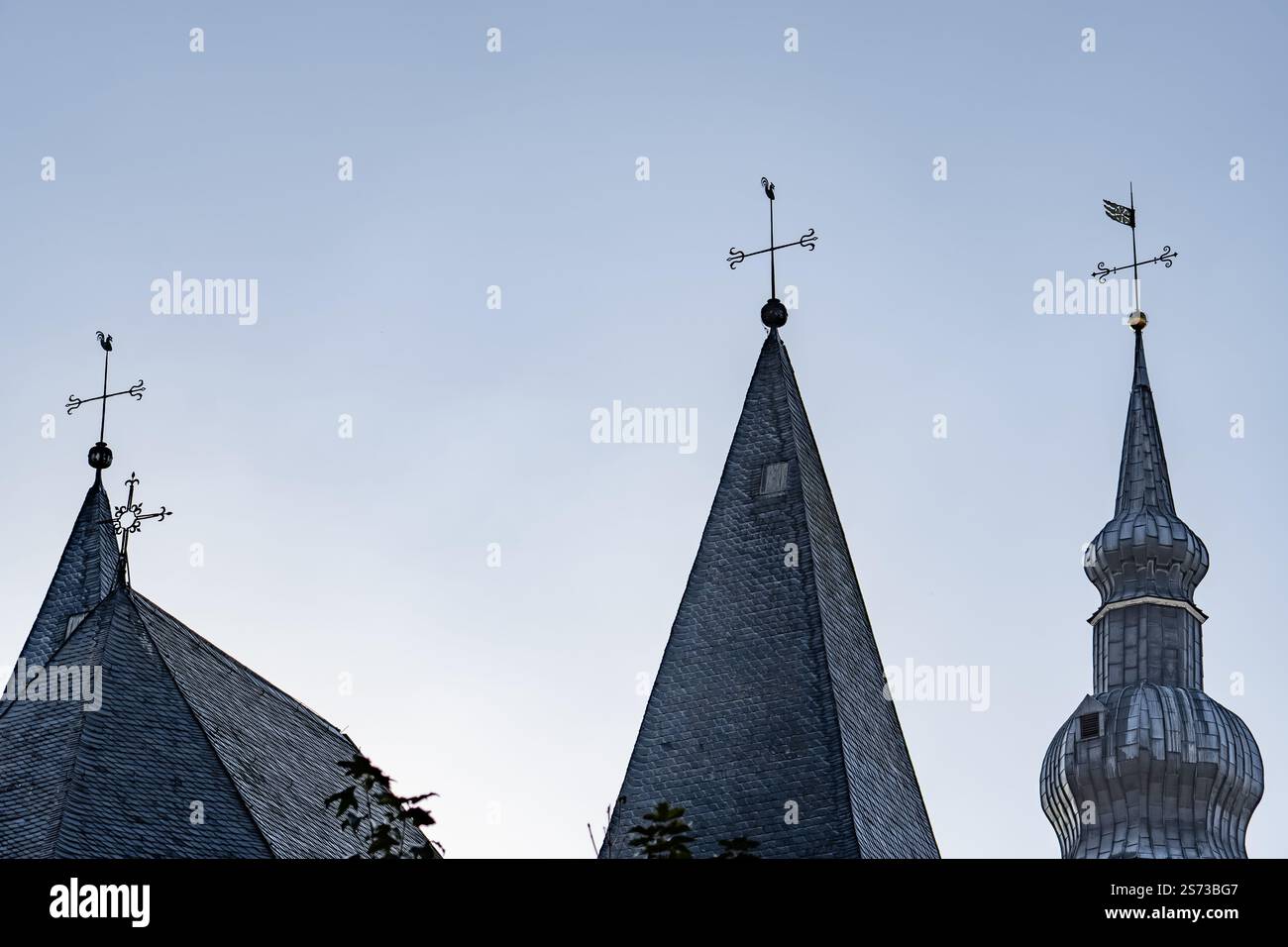 Tre edifici con uno alto nel mezzo. Sulla cima dell'edificio c'è una croce Foto Stock