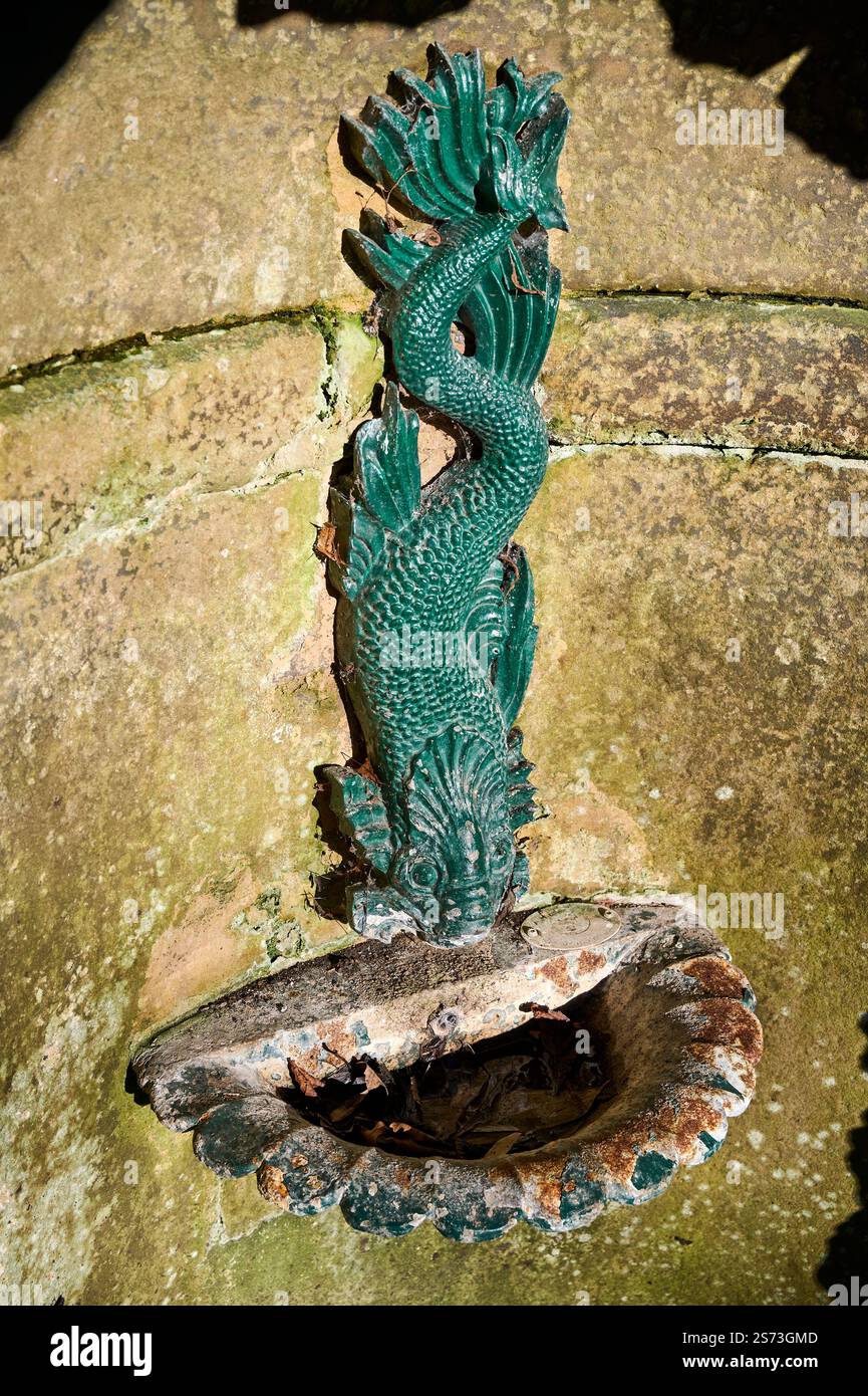 Dettaglio della fontana dei delfini (serpente marino) in Avenham Park, Preston, Regno Unito Foto Stock Dettaglio della fontana dei delfini (serpente marino) in Avenham Park, Preston, Regno Unito Foto Stock
