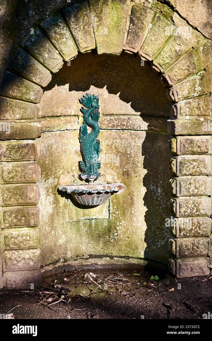 Dettaglio della fontana dei delfini (serpente marino) in Avenham Park, Preston, Regno Unito Foto Stock Dettaglio della fontana dei delfini (serpente marino) in Avenham Park, Preston, Regno Unito Foto Stock