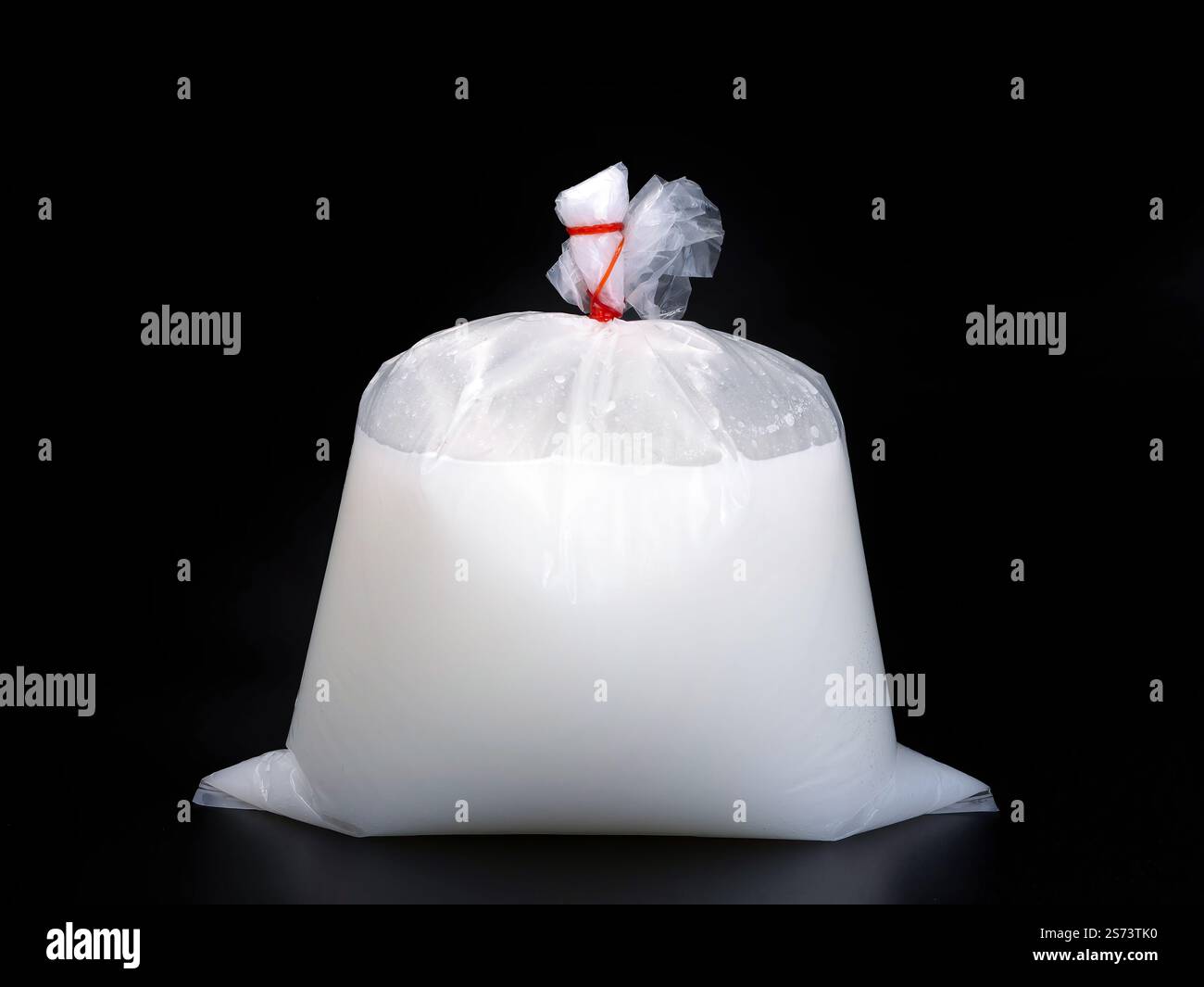 Bevanda locale a base di erbe, solo in Thailandia, sacchetto di plastica trasparente legato con elastico, pacchetto di cibo in stile tradizionale tailandese, cibo da asporto o da consegnare Foto Stock