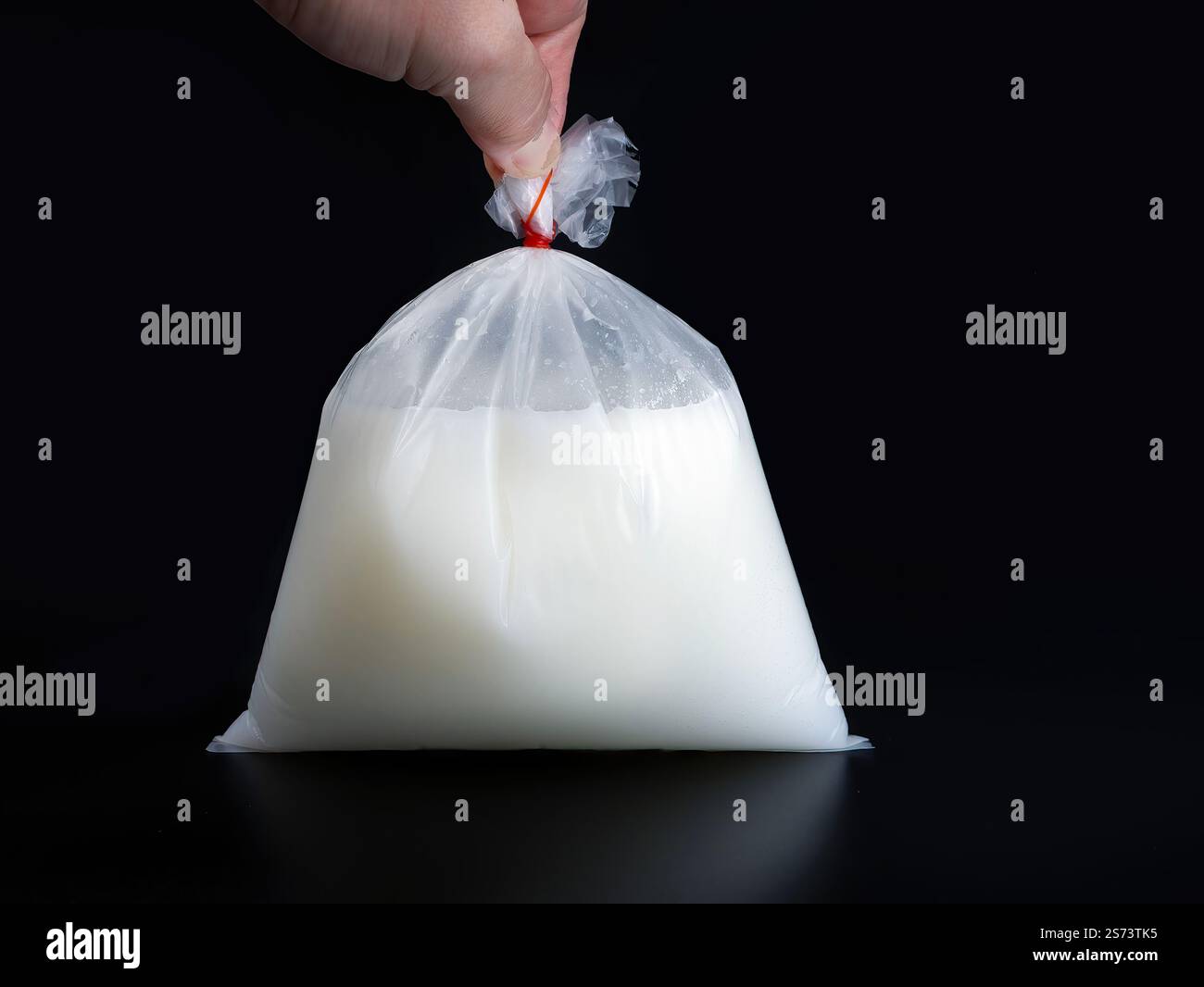 Bevanda locale a base di erbe, solo in Thailandia, sacchetto di plastica trasparente legato con elastico, pacchetto di cibo in stile tradizionale tailandese, cibo da asporto o da consegnare Foto Stock