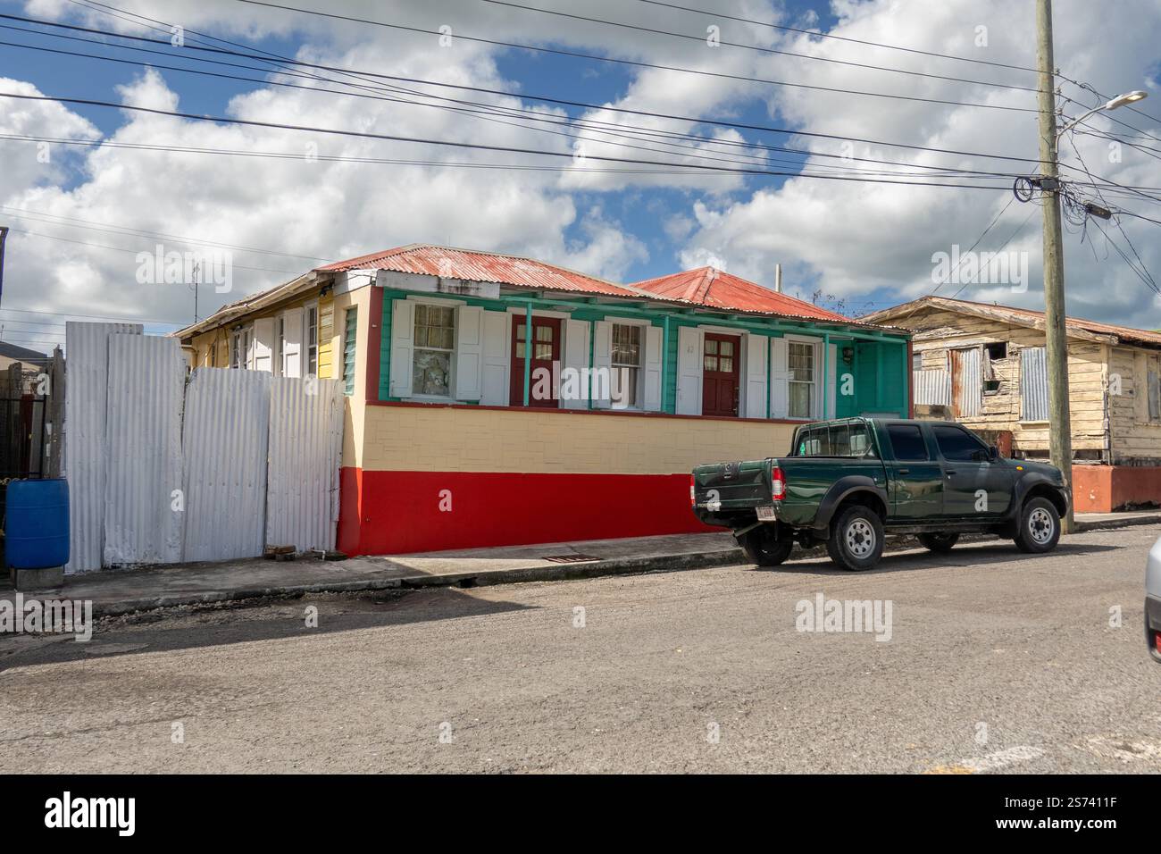 Case di bungalow a St Johns, Antigua e Barbuda Foto Stock