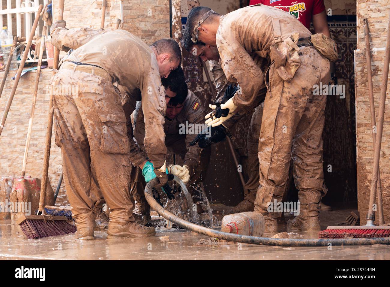 Membri della fanteria dell'esercito spagnolo durante le operazioni di pulizia dopo le inondazioni DANA. Pulizia delle fognature ostruite. Brigada de Infantería de Marina Tercio de Armada Foto Stock