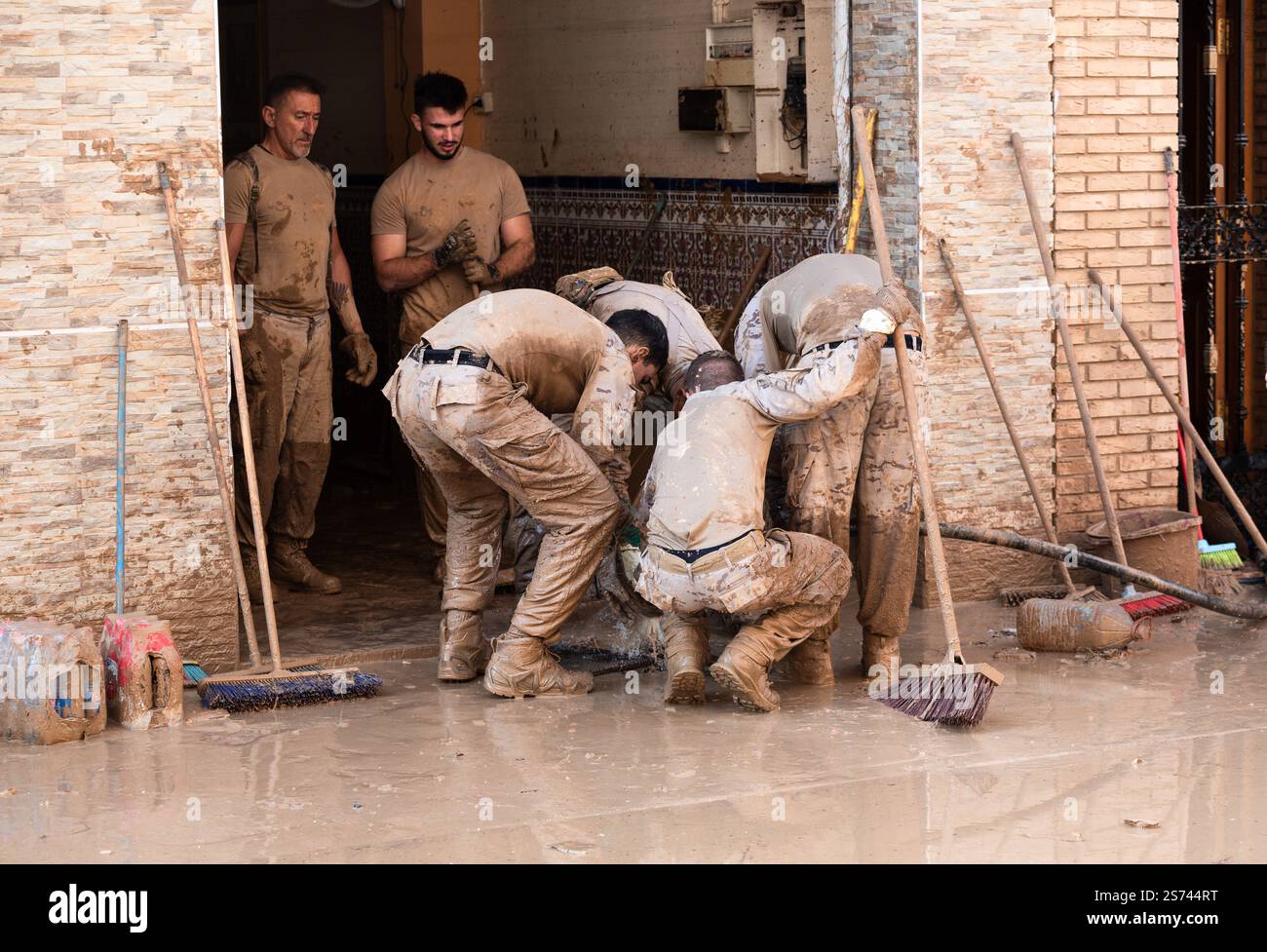 Membri della fanteria dell'esercito spagnolo durante le operazioni di pulizia dopo le inondazioni DANA. Pulizia delle fognature ostruite. Brigada de Infantería de Marina Tercio de Armada Foto Stock