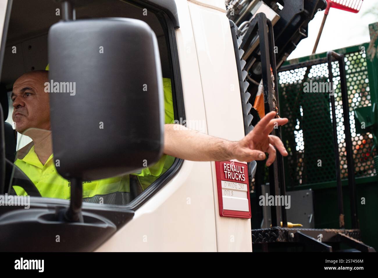 Renault Truck driver che fa un gesto positivo con le mani durante le operazioni di pulizia nelle aree colpite da DANA. Paiporta, Spagna Foto Stock