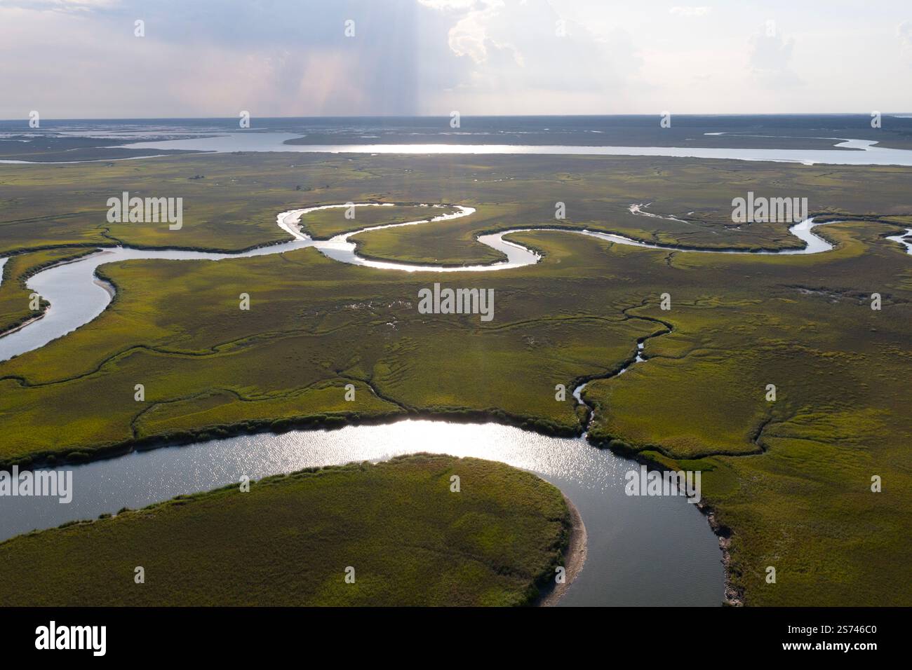 Vista aerea del fiume Coosaw e degli affluenti e delle zone umide intrecciate nella bassa Carolina del Sud Foto Stock