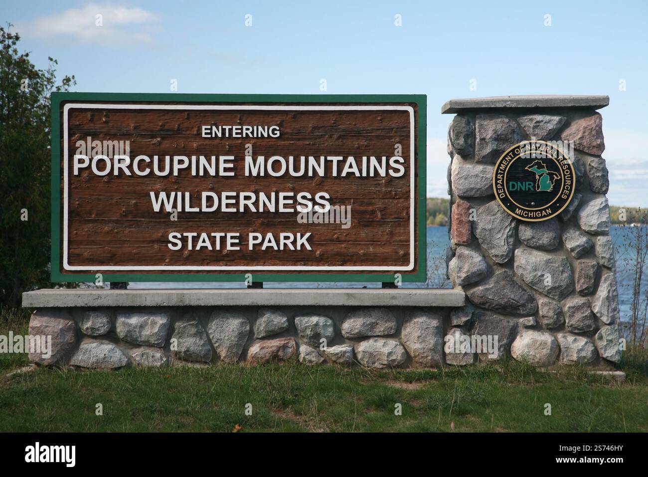 Cartello all'ingresso del Porcupine Mountains Wilderness State Park sulla Upper Peninsula del Michigan Foto Stock