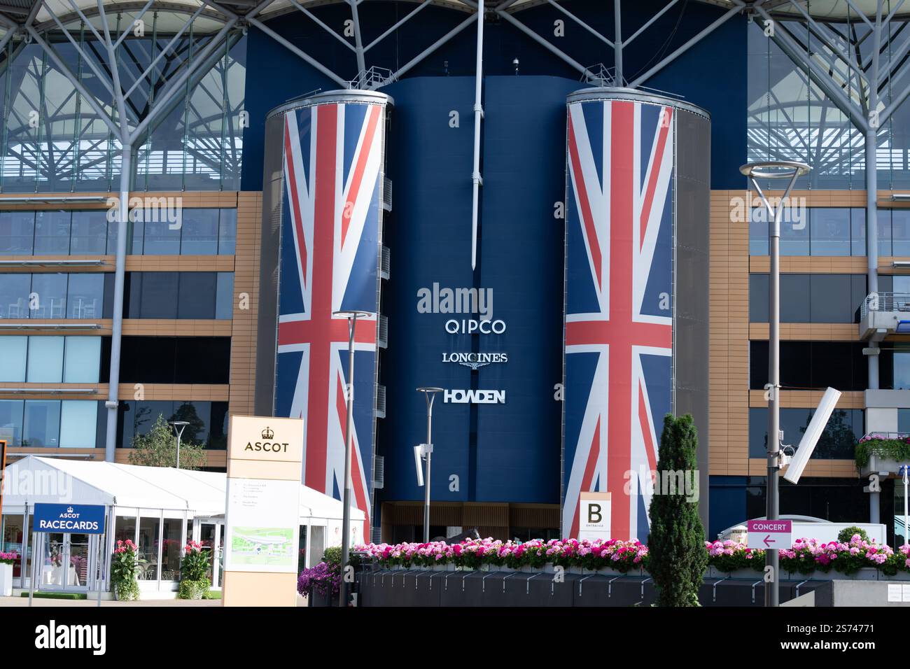 Windsor Regno Unito - 13 agosto 2024; area d'ingresso dell'ippodromo di Ascot con grande emblema Union Jack drappeggiato. Foto Stock