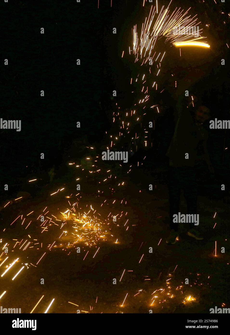 Nablus, Palestina. 18 gennaio 2025. Un palestinese fa esplodere i fuochi d'artificio per festeggiare e rallegrarsi della cessazione della guerra nella Striscia di Gaza e del completamento dell'accordo di scambio di prigionieri tra il governo israeliano e il movimento di resistenza islamica Hamas nella Striscia di Gaza, entrato in vigore questa sera e che tutte le sue fasi sono state rispettate. I palestinesi e gli israeliani si stanno preparando ad accogliere i loro figli, prigionieri e detenuti, detenuti da entrambe le parti. (Foto di Nasser Ishtayeh/SOPA Images/Sipa USA) credito: SIPA USA/Alamy Live News Foto Stock