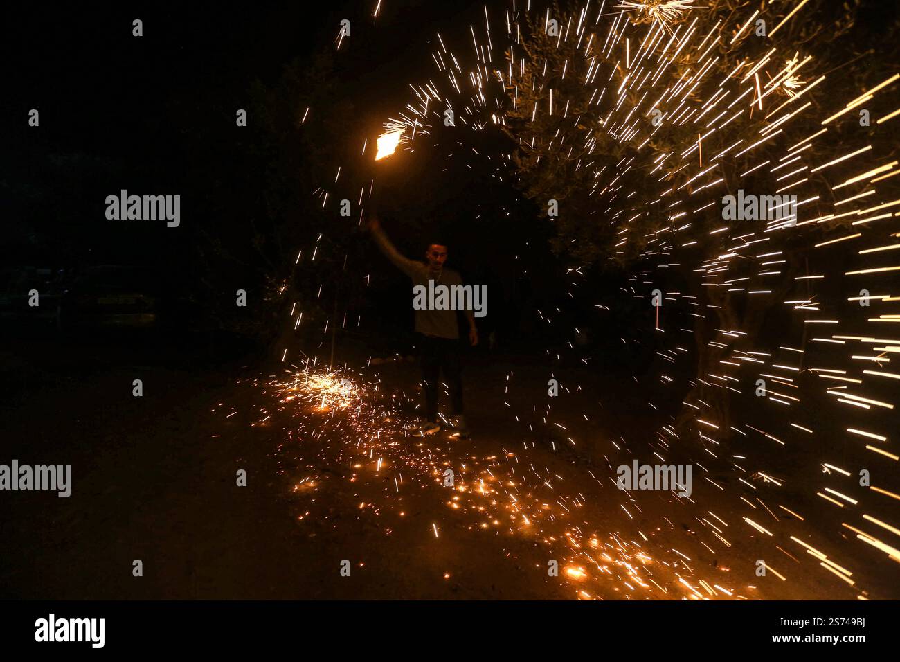 Nablus, Palestina. 18 gennaio 2025. Un palestinese fa esplodere i fuochi d'artificio per festeggiare e rallegrarsi della cessazione della guerra nella Striscia di Gaza e del completamento dell'accordo di scambio di prigionieri tra il governo israeliano e il movimento di resistenza islamica Hamas nella Striscia di Gaza, entrato in vigore questa sera e che tutte le sue fasi sono state rispettate. I palestinesi e gli israeliani si stanno preparando ad accogliere i loro figli, prigionieri e detenuti, detenuti da entrambe le parti. (Foto di Nasser Ishtayeh/SOPA Images/Sipa USA) credito: SIPA USA/Alamy Live News Foto Stock