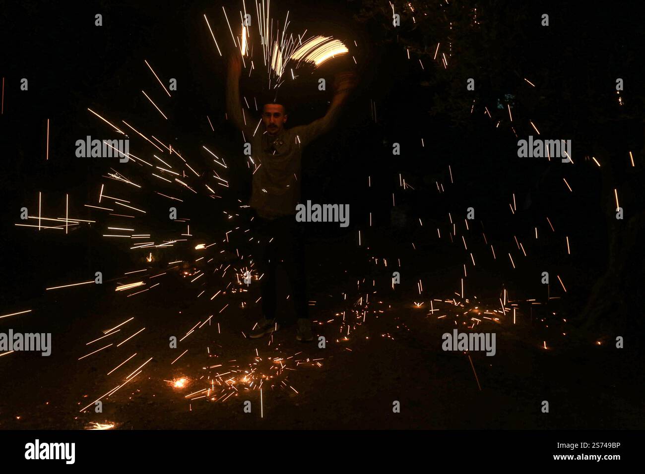 Nablus, Palestina. 18 gennaio 2025. Un palestinese fa esplodere i fuochi d'artificio per festeggiare e rallegrarsi della cessazione della guerra nella Striscia di Gaza e del completamento dell'accordo di scambio di prigionieri tra il governo israeliano e il movimento di resistenza islamica Hamas nella Striscia di Gaza, entrato in vigore questa sera e che tutte le sue fasi sono state rispettate. I palestinesi e gli israeliani si stanno preparando ad accogliere i loro figli, prigionieri e detenuti, detenuti da entrambe le parti. (Foto di Nasser Ishtayeh/SOPA Images/Sipa USA) credito: SIPA USA/Alamy Live News Foto Stock