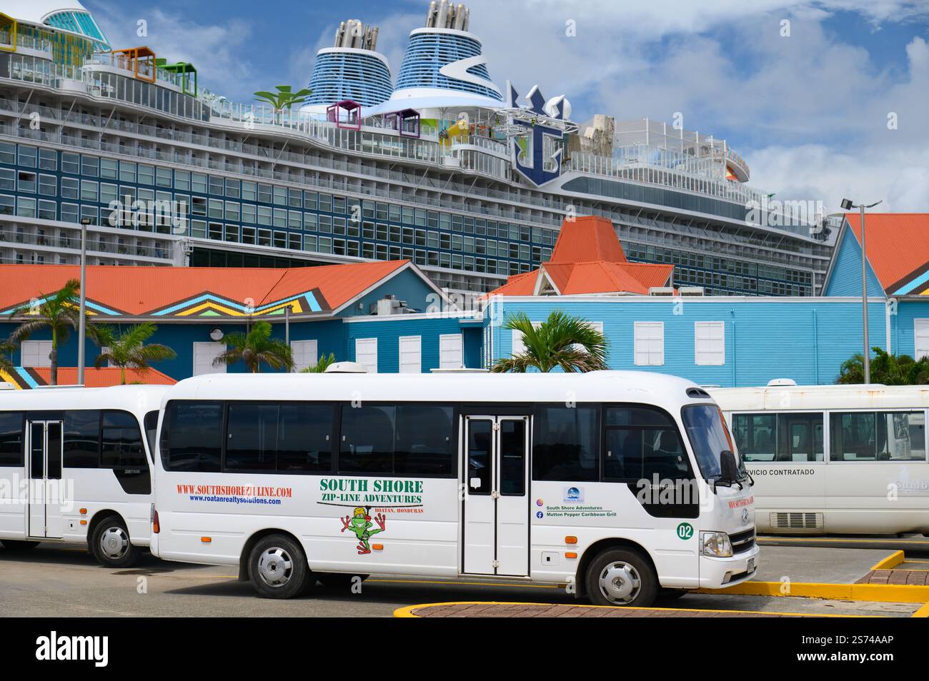 Autobus turistici di fronte all'icona dei mari a Roatan, Honduras Foto Stock