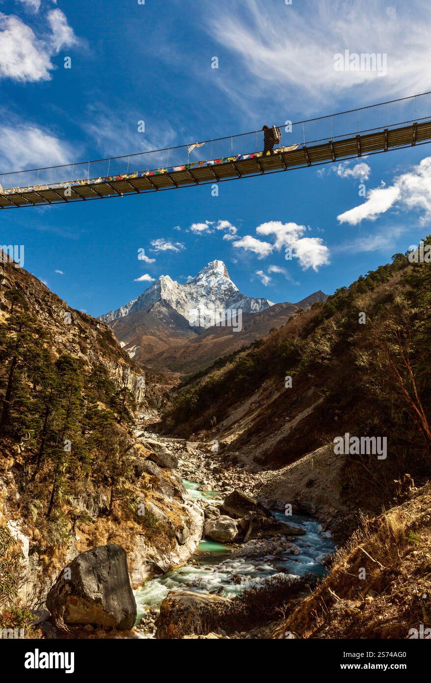 Sulla strada per il campo base del Monte Everest, ama Dablam sullo sfondo in Nepal Foto Stock
