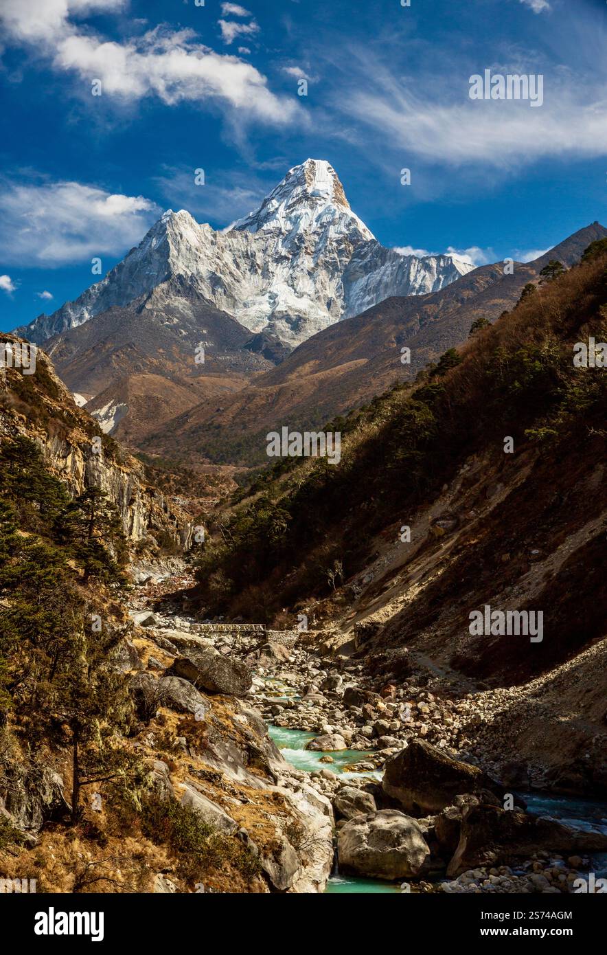 Sulla strada per il campo base del Monte Everest, ama Dablam sullo sfondo in Nepal Foto Stock