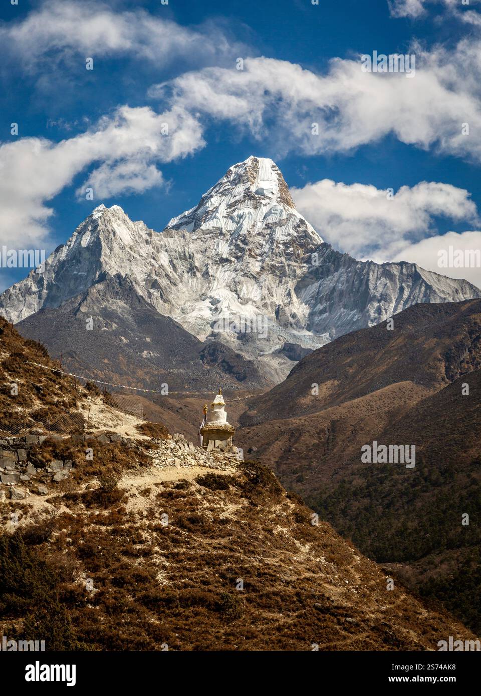 Sulla strada per il campo base del Monte Everest, ama Dablam sullo sfondo in Nepal Foto Stock