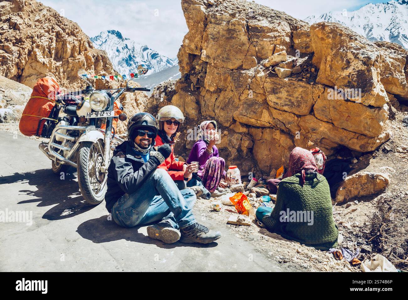 Condivisione del cibo con la gente del posto durante il viaggio in Himalaya Foto Stock