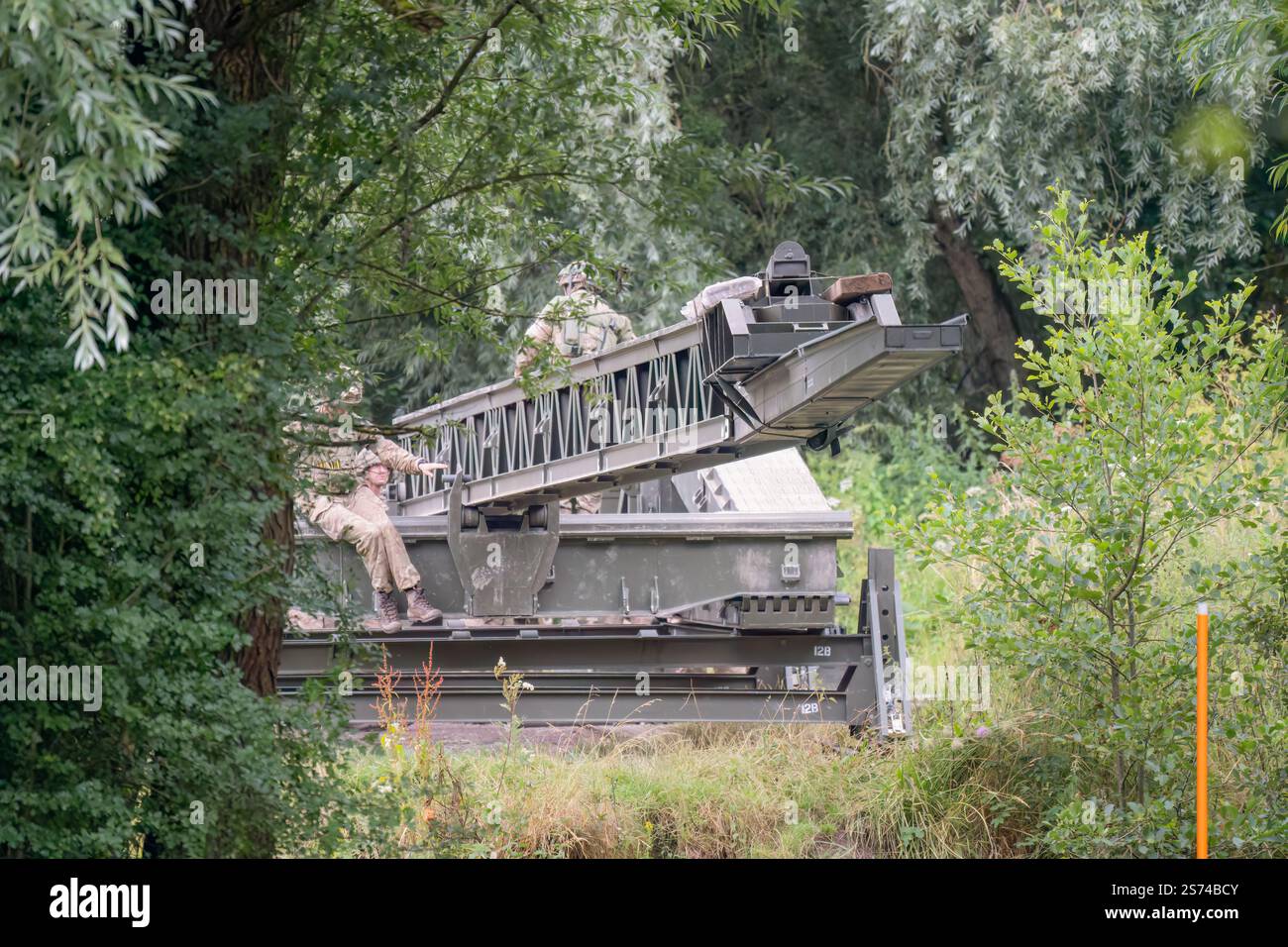 British Army Challenger II 2 Titan Armoured Vehicle Launcher Bridge (AVLB) con soldati ed estensione del ponte Foto Stock